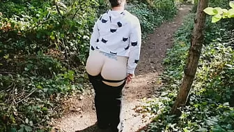 Large butt mother i'd like to fuck exhibitionist rubs her snatch at a public park