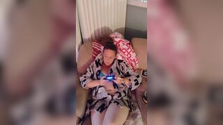 Caught gamer beauty in pants and brassiere playing movie games with legs wide open - 2 image